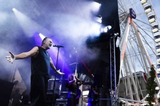 Carlos Leal est remonté sur scène avec Sens Unik sur la Place fédérale. KEYSTONE/PETER KLAUNZER